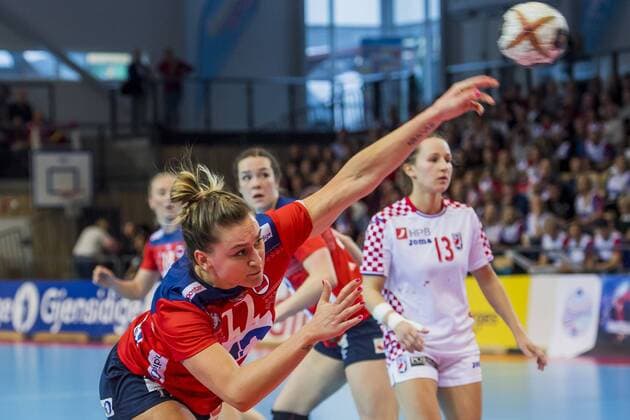 180325 Amanda Kurtovic of Norway during the 2018 European Womens Handball Championship Qualification match between Norway and Croatia on March 25 2018 in Bekkestua Photo Jon Olav Nesvold BILDBYRAN Code JE 160231  Copyright: JONxOLAVxNESVOLD BB180325JE041