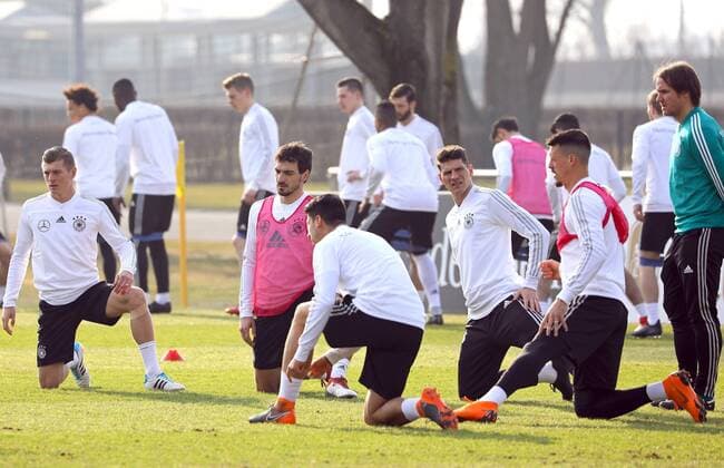 Toni Kroos Germany Germany Mats Hummels Germany Germany Sami Khedira Germany Germany Mario Gomez Germany Germany Sandro Wagner Germany Germany Assistence Coach Thomas Schneider Germany Germany 25 03 2018 Training of the German National Olympic Stadium Berlin