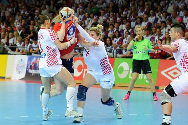 Handball , Kvinner , EM-Kvalifisering , Kvalifisering til EM , 25.03.2018 , 20180325 Norge - Kroatia Veronica Krristiansen - Norge Larissa Kalaus (8) , Stela Posavec (13) - Kroatia Foto: Sjur St¿len Digitalsport 