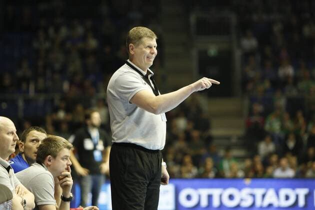 Igor Papruha Minsk coach gives gestures instructions gesticulate gives instructions Handball EHC Cup SC Magdeburg SKA Minsk xtgx