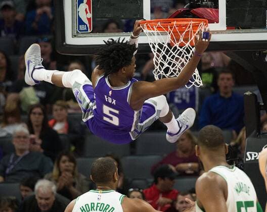 Themen der Woche - SPORT Bilder des Tages - SPORT March 25, 2018 - Sacramento, CA, USA - Sacramento Kings guard De Aaron Fox (5) hangs on the basket after scoring against the Boston Celtics on Sunday, March 25, 2018 at Golden 1 Center in Sacramento, Calif. Boston Celtics vs. Sacramento Kings - ZUMAm67_ 20180325_zaf_m67_049 Copyright: xPaulxKitagakixJrx