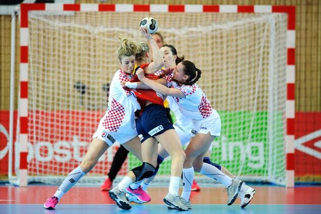 Handball , Kvinner , EM-Kvalifisering , Kvalifisering til EM , 25.03.2018 , 20180325 Norge - Kroatia f.v. Aneta Benko , Ana Debelic og Stela Posavec - Kroatia Stine Bredal Oftedal - Norge Foto: Sjur St¿len Digitalsport 