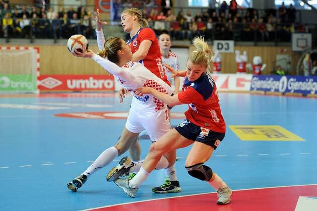 Handball , Kvinner , EM-Kvalifisering , Kvalifisering til EM , 25.03.2018 , 20180325 Norge - Kroatia Marina Glavan - Kroatia f.v. Veronica Krristiansen og Stine Bredal Oftedal - Norge Foto: Sjur St¿len Digitalsport 