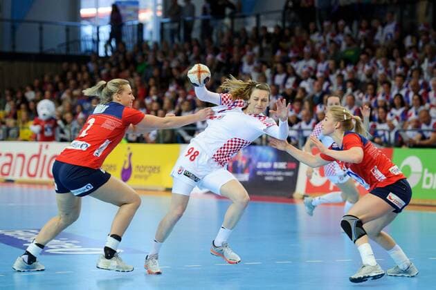 Handball , Kvinner , EM-Kvalifisering , Kvalifisering til EM , 25.03.2018 , 20180325 Norge - Kroatia Norges Mari Kristine S¿bstad holder igjen Kroatias Maja Koznjak Foto: Sjur St¿len Digitalsport 