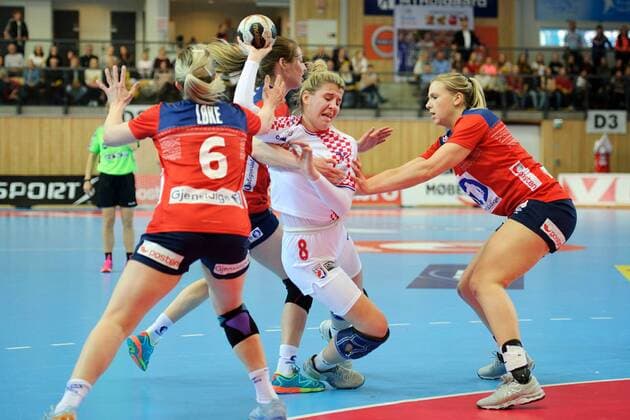 Handball , Kvinner , EM-Kvalifisering , Kvalifisering til EM , 25.03.2018 , 20180325 Norge - Kroatia Kroatias Larissa Kalaus holdes igjen av Sanna Charlotte Solberg. I forgrunnen er Heidi L¿ke og til h¿yre er Mari Kristine S¿bstad Foto: Sjur St¿len Digitalsport 