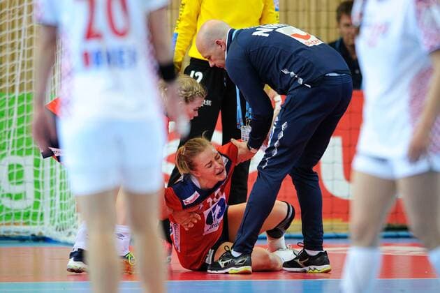 Handball , Kvinner , EM-Kvalifisering , Kvalifisering til EM , 25.03.2018 , 20180325 Norge - Kroatia Norges Stine Bredal Oftedal har vondt etter a ha trakket over i f¿rste omgang. Spilleren matte b¾res av banen av Trond Viggo Sjobakk Foto: Sjur St¿len Digitalsport 