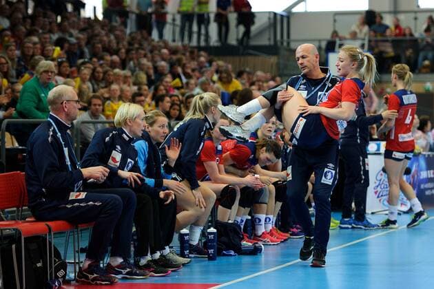 Handball , Kvinner , EM-Kvalifisering , Kvalifisering til EM , 25.03.2018 , 20180325 Norge - Kroatia Norges Stine Bredal Oftedal har vondt etter a ha trakket over i f¿rste omgang. Spilleren matte b¾res av banen av Trond Viggo Sjobakk Foto: Sjur St¿len Digitalsport 