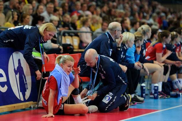 Handball , Kvinner , EM-Kvalifisering , Kvalifisering til EM , 25.03.2018 , 20180325 Norge - Kroatia Norges Stine Bredal Oftedal har vondt etter a ha trakket over i f¿rste omgang. Spilleren matte b¾res av banen av Trond Viggo Sjobakk Foto: Sjur St¿len Digitalsport 