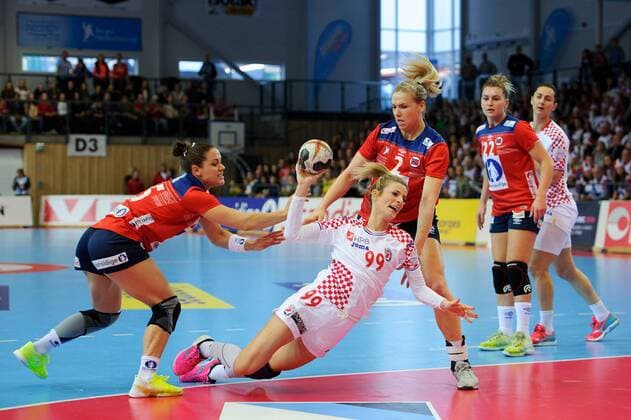Handball , Kvinner , EM-Kvalifisering , Kvalifisering til EM , 25.03.2018 , 20180325 Norge - Kroatia Aneta Benko - Kroatia Thea M¿rk og Mari Kristine S¿bstad - Norge Foto: Sjur St¿len Digitalsport 