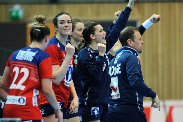Handball , Kvinner , EM-Kvalifisering , Kvalifisering til EM , 25.03.2018 , 20180325 Norge - Kroatia Norges benk jubler for et mal i andre omgang Foto: Sjur St¿len Digitalsport 