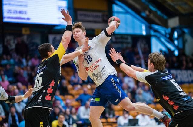 Johannes Wasielewskie 18 from Dessau Rosslauer HV 06 at the litter with l Romas Kirveliavicius 95 from HSC Coburg and r Markus Hagelin 5 from HSC Coburg during the match in the DKB Handball 2 Bundesliga between Dessau Rosslauer HV 06 and HSC Coburg in the Anhalt Arena on March 25 2018 Bauhausstadt Dessau Saxony Anhalt Germany Bauhausstadt Dessau Copyright: xEIBNER HartmutxBoesenerx EP_HBR