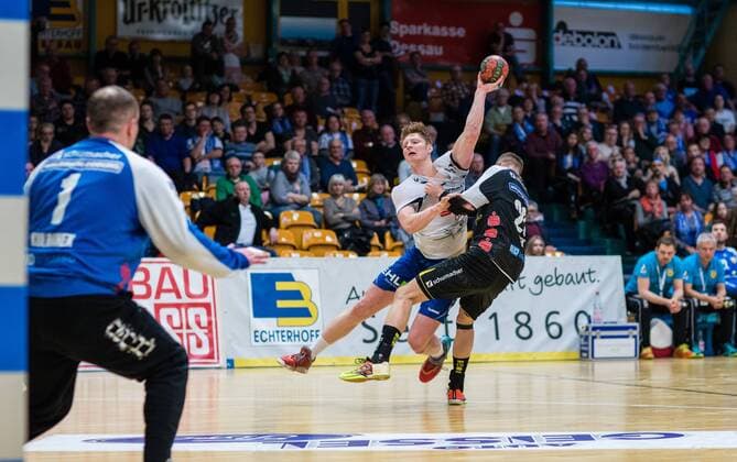 Johannes Wasielewskie 18 of the Dessau Rosslauer HV 06 in a duel with Florian Billek 20 of the HSC Coburg during the meeting in the DKB Handball 2 Bundesliga between Dessau Rosslauer HV 06 and HSC Coburg in the Anhalt Arena on March 25 2018 in Bauhausstadt Dessau Saxony Anhalt Germany Bauhausstadt Dessau Copyright: xEIBNER HartmutxBoesenerx EP_HBR