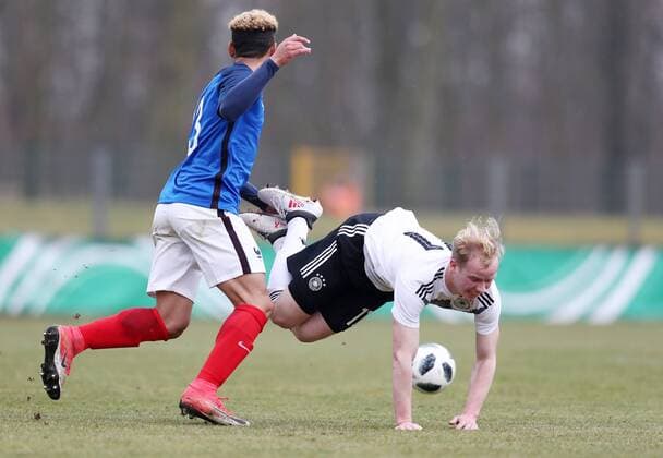Germany France Soccer U18 Laender match Markranstädt 26 03 2018 Stadion am Bad Football U18 International match Germany GER vs France FRA im Bild v l Valentin Gendrey 13 FRA and Dennis Jastrzembski 11 GER Hertha