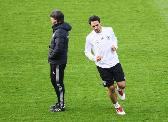 Mats Hummels Germany Germany circling the national coach Joachim Loew Germany Germany 26 03 2018 Final training of the German National Olympic Stadium Berlin