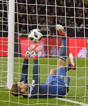 Themen der Woche - SPORT Bilder des Tages - SPORT 27.03.2018, Fussball Länderspiel, Deutschland - Brasilien, im Olympiastadion Berlin. Torschuss zum 1:0 für Brasilien, Kopfball durch Gabriel Jesus (Brasilien), Torwart Kevin Trapp (li, Deutschland) kann den Ball auf dem rücken liegend nicht mehr abwehren. *** 27 03 2018 Soccer International Friendlies Brazil Brazil in the Olympiastadion Berlin Goal to the 1 0 for Brazil header by Gabriel Jesus Brazil Goalkeeper Kevin Trapp li Germany can not fend off the ball lying on its back