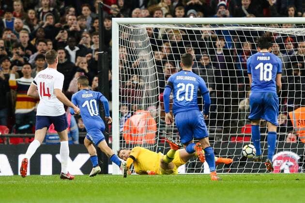 England goalkeeper Jack Butland lets in a penalty taken by ItalyÕs Lorenzo Insigne during the International Friendly Länderspiel match at Wembley Stadium, London. Picture date 27th March 2018. Picture credit should read: Charlie Forgham-Bailey Sportimage EDITORIAL USE ONLY. No use with unauthorised audio, video, data, fixture lists, club league logos or live services. Online in-match use limited to 120 images, no video emulation. No use in betting, games or single club league player publications.