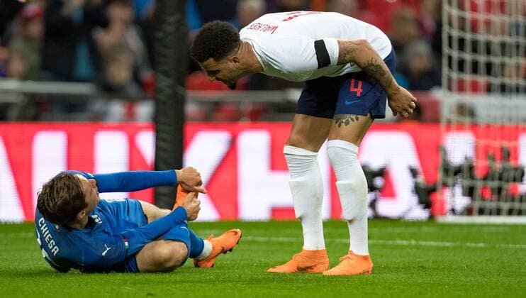 Kyle Walker (Manchester City) of England confronts Federico Chiesa (Fiorentina) of Italy after he goes down in the penalty area resulting in a VAR decision being given during the International Friendly L?nderspiel match between England and Italy at Wembley Stadium, London, England on 27 March 2018. Copyright: xAndyxRowlandx PMI-1927-0025
