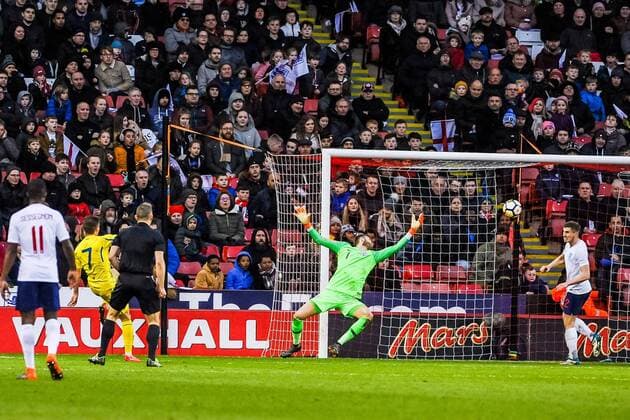 Everton s defender Jonjoe Kenny (2) for England U21 U 21 s covers to head off the line during the International Euro U21 Qualification match between England U21 and Ukraine U21 at Bramall Lane, Sheffield, England on 27 March 2018. Copyright: xStephenxBuckleyx PMI-1923-0057