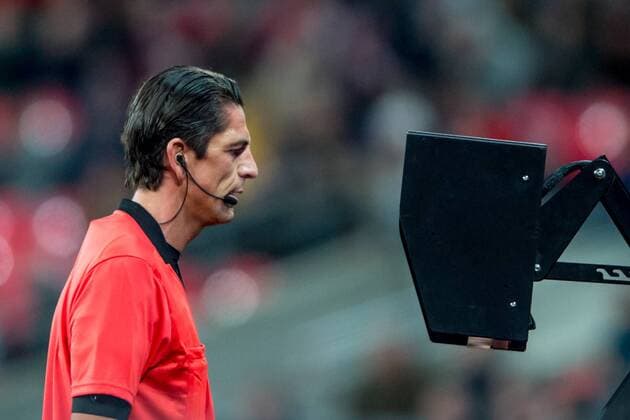 Match referee Deniz Aytekin (GER) consults the VAR and rewards Italy with a penalty during the International Friendly Länderspiel match between England and Italy at Wembley Stadium, London, England on 27 March 2018. Copyright: xSalvioxCalabresex 19380060