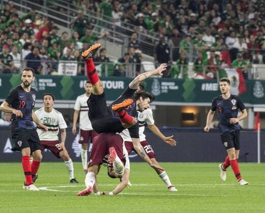 Themen der Woche - SPORT Bilder des Tages - SPORT March 27, 2018 - Arlington, Texas, U.S.A - Croatia wins 1-0 against Mexico s national team Nationalteam Croatia player 5 VEDRAN CORLUKA colliding with Mexico s defender. Mexican National Team vs Croatia U.S. 2018 - ZUMAm147 20180327_zap_m147_002 Copyright: xHossxMcBainx