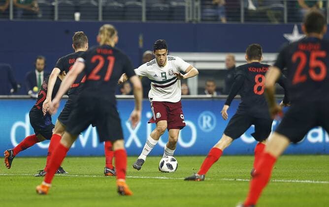 March 27, 2018 - Arlington, Texas, USA - March 27, 2018, Arlington Tx., USA. Raul Jimenez (9) of Mexico faces the defense of Croatia during the second half of the Mexico vs Croatia International Friendly Länderspiel match at ATT Stadium in Arlington, Texas. Croatia defeated Mexico 1 to 0. Mexico vs Croatia - ZUMAl92_ 20180327_zaf_l92_030 Copyright: xRalphxLauerx