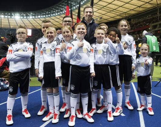 Berin 27 03 2018 Olympic Stadium Football Laenderpiel Germany vs Brazil 0 1 Phillipp Lahm with the young footballers and women footballers of the DFB