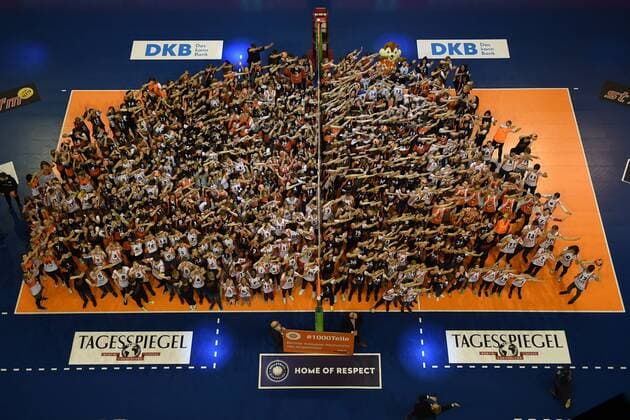 Themen der Woche - SPORT Bilder des Tages - SPORT Volleyball, Herren, Saison 2017 18, 1. Bundesliga, Playoffs, Viertelfinal-Hinspiel, BR Volleys - SVG Lüneburg, Big Picture, Berliner Volleyballnachwuchs erhält von den BR Volleys neue Trikots, 28.03.18, *** Volleyball mens season 2017 18 1 Bundesliga playoffs Quarter-final first leg BR Volleys SVG Lüneburg Big Picture Berlin volleyball newcomers receive new jerseys from the BR Volleys 28 03 18 Copyright: xMichaelxHundtx xMatthiasxKochx