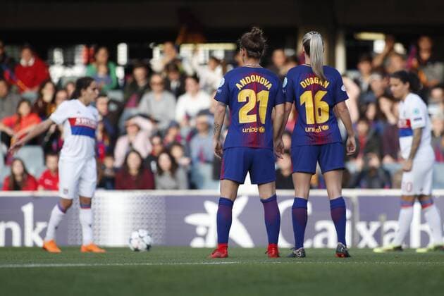 28th March 2018, Mini Estad, Barcelona, Spain; Womens Champions League football, quarter final, 2nd leg, Barcelona Women versus Lyon Women; Natasha Andonova and Toni Duggan of FC Barcelona Barca in to the wall for the free kick from Dzsenifer Marozs& xe1;n of Olympique Lyonnais  ActionPlus12006324