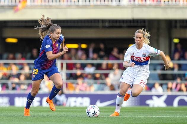 28th March 2018, Mini Estad, Barcelona, Spain; Womens Champions League football, quarter final, 2nd leg, Barcelona Women versus Lyon Women; Martens of FC Barcelona Barca drives the ball forward pressured by Amandine Henry  ActionPlus12006330