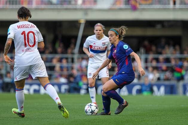 28th March 2018, Mini Estad, Barcelona, Spain; Womens Champions League football, quarter final, 2nd leg, Barcelona Women versus Lyon Women; Alexia of FC Barcelona Barca passes the ball inside to a team mate as Marozsan closes in  ActionPlus12006332