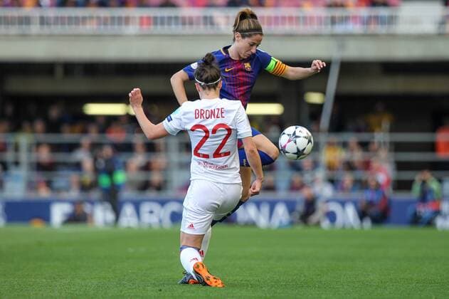 28th March 2018, Mini Estad, Barcelona, Spain; Womens Champions League football, quarter final, 2nd leg, Barcelona Women versus Lyon Women; Good control from Vicky Losada of FC Barcelona Barca in front of Lucy Bronze of Olimpique de Lyon  ActionPlus12006333