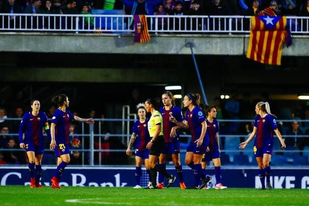 28th March 2018, Mini Estad, Barcelona, Spain; Womens Champions League football, quarter final, 2nd leg, Barcelona Women versus Lyon Women; FC Barcelona Barca team argues with the referee who just awarded Lyon a goal for 0-1  ActionPlus12006344