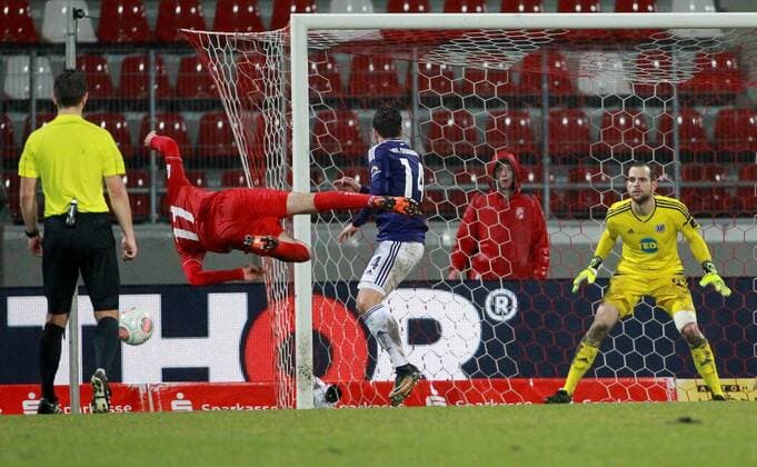 Themen der Woche - SPORT Bilder des Tages - SPORT GER, 3.Liga, FC Rot Weiss Erfurt vs VFL Osnabrück 28.03.2018 , Erfurt, Steigerwaldstadion, Arena Erfurt, GER, 3.Liga, Saison 2017 2018, 27.Spieltag, Nachholspiel, FC Rot Weiss Erfurt vs VFL Osnabrück im Bild Nermin Crnkic (Erfurt) scheitert vor dem Tor *** GER 3 Liga FC Rot Weiss Erfurt vs VFL Osnabrück 28 03 2018 Erfurt Steigerwaldstadion Arena Erfurt GER 3 League Season 2017 2018 27 Matchday Nachholspiel FC Rot Weiss Erfurt vs VFL Osnabrück pictured Nermin Crnkic Erfurt fails before the goal