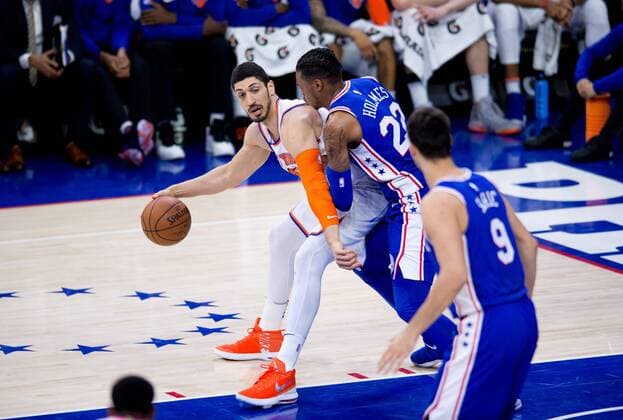 PHILADELPHIA, PA - MARCH 28: New York Knicks Center Enes Kanter (00) backs down Philadelphia 76ers Center Richaun Holmes (22) in the first half during the game between the New York Knicks and Philadelphia 76ers on March 28, 2018 at Wells Fargo Center in Philadelphia, PA. (Photo by Kyle Ross Icon Sportswire) NBA Basketball Herren USA MAR 28 Knicks at 76ers Icon1803281476 EDITORIAL USE ONLY