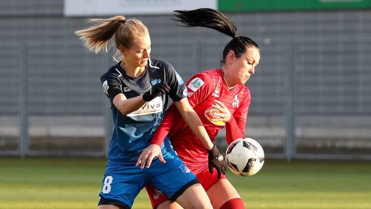 Maximiliane Rall TSG 8 Peggy Nietgen Cologne 21 Duel duel tackle tackling Dynamics Action Action Football Allianz Women Bundesliga TSG 1899 Hoffenheim 1 FC Köln xozx