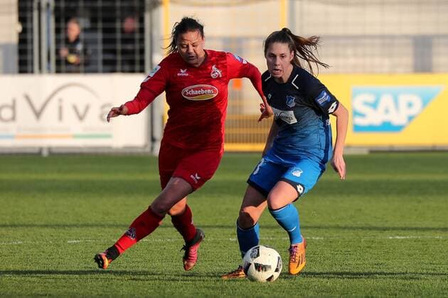 Amber Hearn Cologne 10 Isabella Hartig TSG 13 Duel duel tackle tackling Dynamics Action Action Soccer Allianz Women Bundesliga TSG 1899 Hoffenheim 1 FC Köln xozx