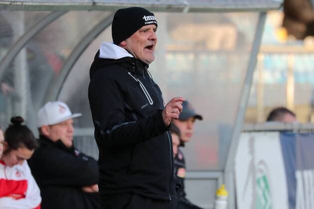 Willi Breuer Coach Head Coach 1 FC Köln gives instructions gesticulated gestures with the arms gives instructions gesticulate single action Action Football Allianz Women Bundesliga TSG 1899 Hoffenheim 1 FC Cologne xozx