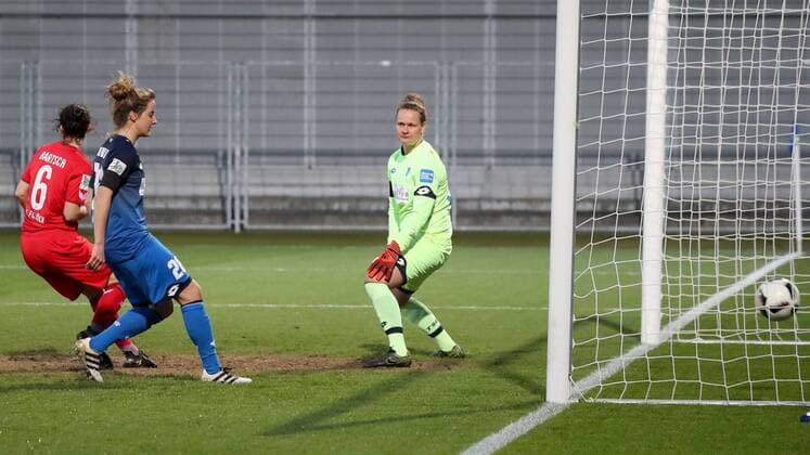 v li Kristina Bartsch Cologne 6 Sophie Howard TSG 26 Friederike Abt Goalkeeper TSG 27 the ball lands in the net Goal to the 0 1 Action Action Game scene Soccer Allianz Women Bundesliga TSG 1899 Hoffenheim 1 FC Köln xozx