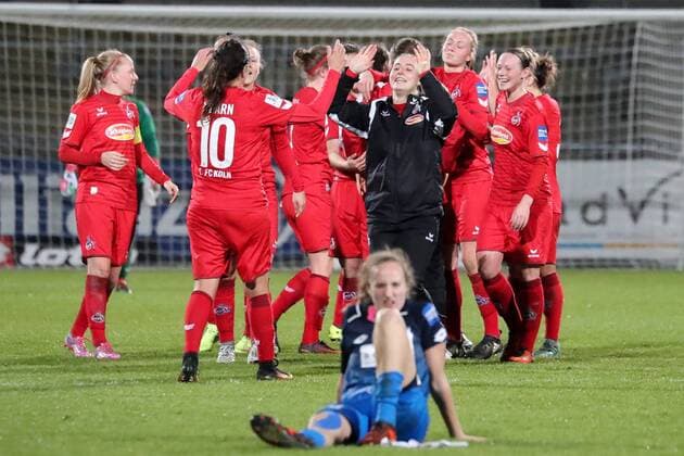 Players of the 1 FC Köln Cheers after the final whistle Victory Winner Jubilee Cheer Joy Optimistic Action Action Soccer Allianz Women Bundesliga TSG 1899 Hoffenheim 1 FC Köln xozx