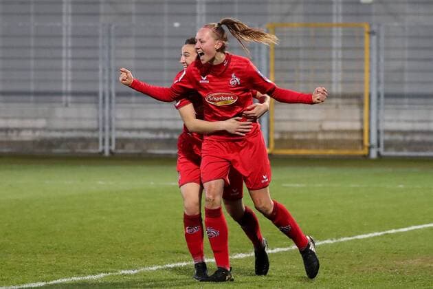 Kristina Bartsch Cologne 6 and goalscorer Meike Messmer Meike Messmer Cologne 20 cheering on goal 0 1 cheering goalscoring goalscoring celebrate the goal goal celebration cheering about the goal optimistic Action Action Football Alliance Women Bundesliga TSG 1899 Hoffenheim 1 FC Cologne xozx
