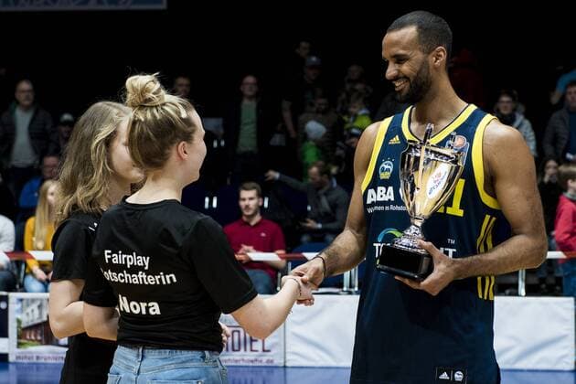 Themen der Woche - SPORT Bilder des Tages - SPORT BBL, Gothaer Rockets - ALBA Berlin easyCredit BBL, Hauptrunde, 18. Spieltag, Rockets - ALBA Berlin, Saison 2017 2018 29 03 2018 - Erfurt: Der Fair Play Pokal geht an Akeem Vargas 11 (ALBA Berlin) nach dem Hauptrundenspiel der easyCredit BBL der Rockets gegen ALBA Berlin am 29. März 2018 in der Messehalle Erfurt. _________________ *** easyCredit BBL Main Round 18 Gameday Rockets ALBA Berlin Season 2017 2018 29 03 2018 Erfurt The Fair Play Cup goes to Akeem Vargas 11 ALBA Berlin after the main round match of the easyCredit BBL of the Rockets against ALBA Berlin on 29 March 2018 in the Messehalle Erfurt