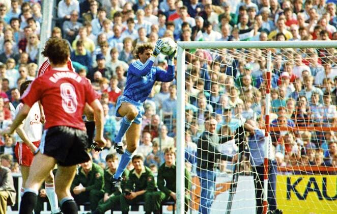 Aus 1. BL. Saison 1987 88 Hannover 96 gegen Bayern München 2:1 am 16.04.1988 im Niedersachsenstadion. Im Foto: Bayern TW Jean-Marie Pfaff *** From 1 BL season 1987 88 Hannover 96 against Bayern Munich 2 1 on 16 04 1988 in Niedersachsenstadion Photo Bayern TW Jean Marie Pfaff