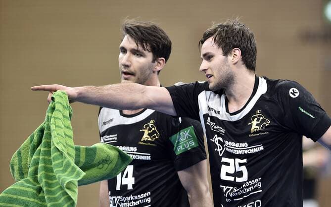 29 03 2018 Handball 2 Bundesliga HC Elbflorenz Dresden Dessau Rosslauer HV 24 21 Dresdens Sebastian Gress re shows the way to Dresdens Gabriel de Santis c
