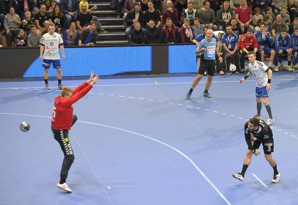 29 03 2018 Handball 2 Bundesliga HC Elbflorenz Dresden Dessau Rosslauer HV 24 21 Dresdens Tim Philip Jurgeleit in one of his successful penalties against Dessau Philip Ambrosius c