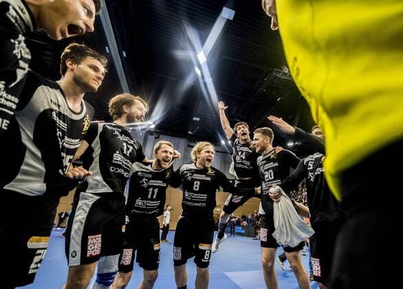 Handball Men 2 Bundesliga Season 2017 2018 HC Elbflorenz Dessau Rosslauer HV Thursday 29 03 2018 Ball Games Dresden Dresden v Robin Hoffmann Sebastian Greß Norman Flödl Arseniy Bushman Rene Boese Gabriel De Santis Nils Kretschmer Tim Philip Jurgeleit cheering for victory RM001