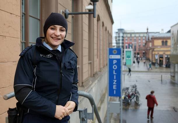 Kristina Vogel Federal Police 22 03 18 Erfurt Federal Police The 11-time wheel sprint World Champion and two-time Olympic gold medalist Kristina Vogel works for 4 weeks at the Federal Police here in front of the police station at Willy Brandt Platz
