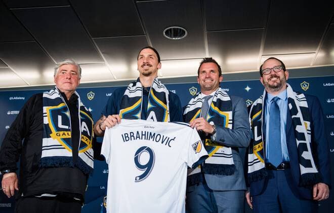 Themen der Woche - SPORT Bilder des Tages - SPORT 180330 Sigi Schmid, Tränare, Chris Klein, Ordförande och Dan Beckerman, VD, när Zlatan Ibrahimovic presenteras under en presskonferens med MLS Fussball Herren USA laget LA Galaxy den 30 mars 2018 i Los Angeles. *** 180330 Sigi Schmid Coach Chris Klein Chairman and Dan Beckerman CEO when Zlatan Ibrahimovic presented at a press conference with MLS team LA Galaxy on March 30, 2018 in Los Angeles  Copyright: JOELxMARKLUND BB180330JM068
