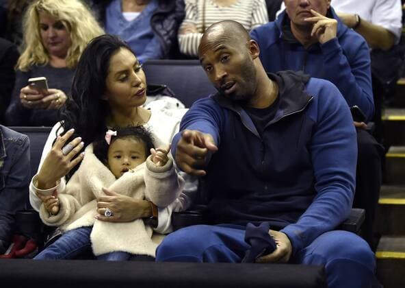 Bilder des Tages - SPORT March 30, 2018 - Columbus, OH, USA - Kobe Bryant and his family prepare for the start of the UConn-Notre Dame NCAA College League USA Tournament national semifinal at Nationwide Arena in Columbus, Ohio, on Friday, March 30, 2018. Notre Dame advanced, 91-89, in overtime. NCAA Tournament: Notre Dame vs. Connecticut - ZUMAm67_ 20180330_zaf_m67_047 Copyright: xBradxHorriganx