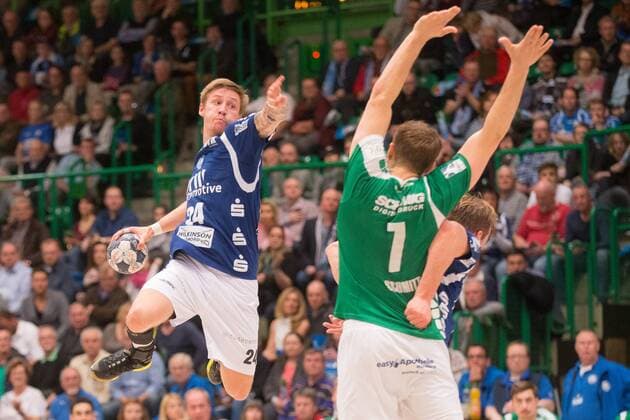 Linus Arnesson 24 Bergischer HC in the throw against Stefan Schmitt 7 DJK Rimpar Wolves Bergischer HC vs DJK Rimpar Wolves Handball 2 Handball Bundesliga 31 03 18 Wuppertal NRW Germany Uni Halle Copyright: xcdnx