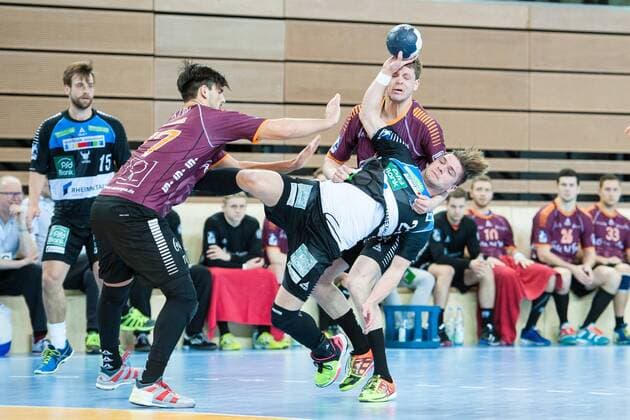 Felix Handschke No. 22 Vikings is slowed down by Savvas Savvas No 77 Hildesheim and Fynn Wiebe No 24 Hildesheim HC Rhein Vikings vs Eintracht Hildesheim Handball 2 Bundesliga 31 03 18 Dusseldorf NRW Germany Castello Copyright: xcdn_nszx